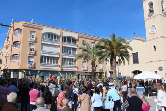 Palmas y ramas de olivo acompañan a Jesús Triunfante en la procesión de Domingo de Ramos