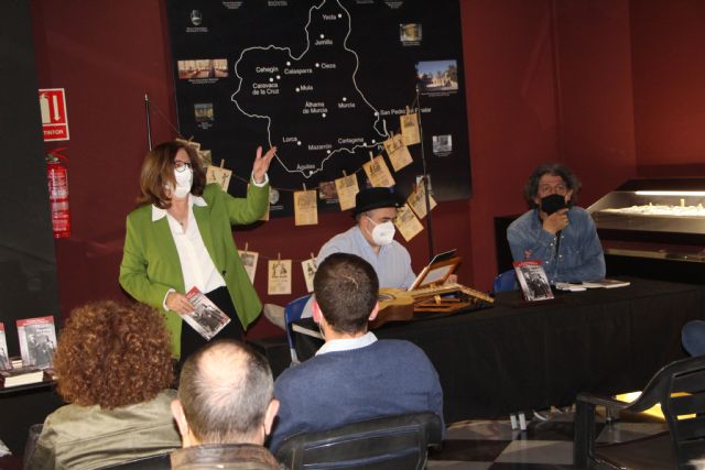 Paco López Mengual y Emilio del Carmelo Tomás rinden homenaje a la tradición oral en 'Crónicas y Romances de Murcia'