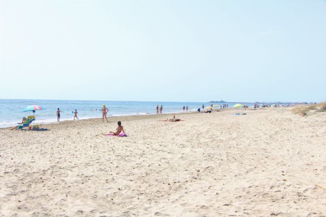 La bandera azul ondeará este verano en la playa de El Mojón, el Puerto Deportivo Marina de las Salinas y el Centro de Visitantes 'Las Salinas'