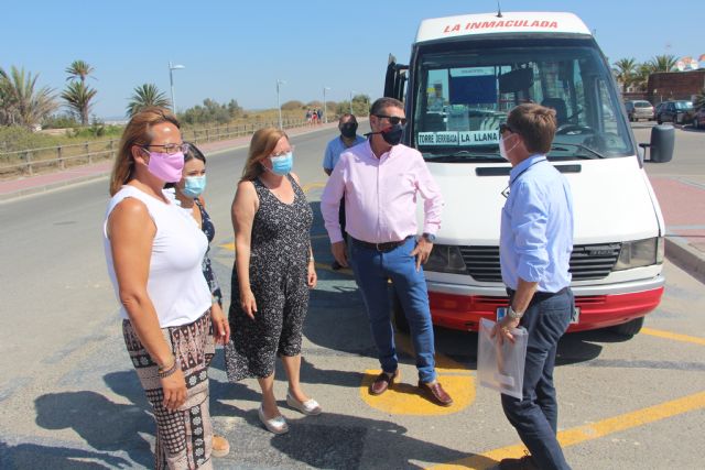 Comunidad y Ayuntamiento facilitan el acceso a las playas del Parque Regional Salinas y Arenales de San Pedro con un servicio gratuito de autobús y un aparcamiento disuasorio