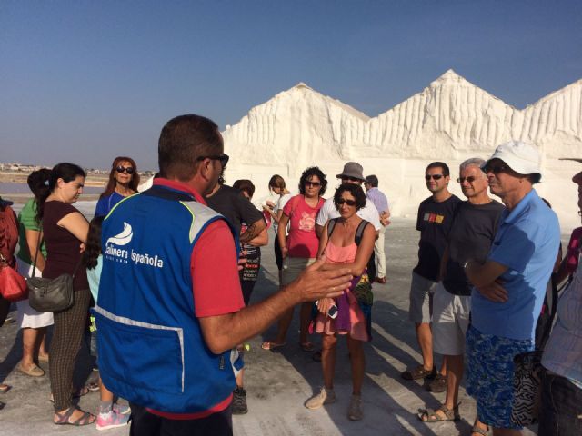 Un total de 70 personas conocen las salinas de San Pedro en una visita guiada