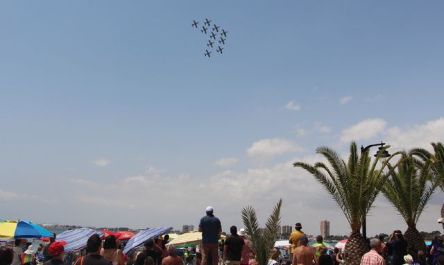 Miles de personas disfrutan del Festival Aéreo Internacional del 75 aniversario de la AGA desde las playas de San Pedro del Pinatar