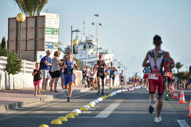 Nieves Navarro y Daniel Plà se proclaman vencedores en la XII edición del triatlón Marina de las Salinas