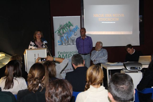 Toni García Arias presentó su último libro 'Hacia una nueva educación', en San Pedro del Pinatar