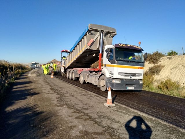 Fomento mejora el firme de la carretera que c onecta Cañadas de San Pedro con el límite de la provin cia de Alicante