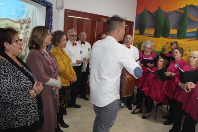 Los mayores pinatarenses celebran la Navidad con la inauguración de los belenes en los hogares del pensionista