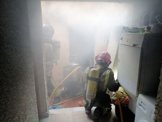 Bomberos del CEIS apagan el incendio en el patio interior de una vivienda de Lo Pagán