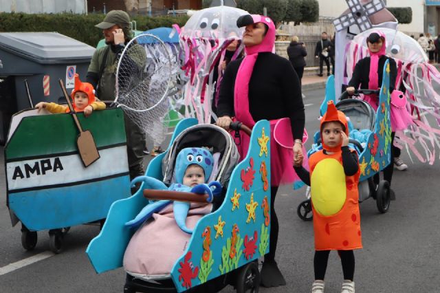 30 comparsas llenan las calles de San Pedro del Pinatar de color y alegría