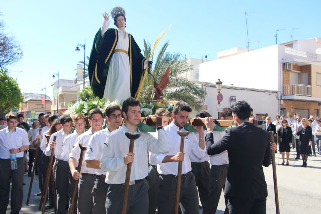 Los niños del San Pedro Apóstol inician la Semana Santa con el traslado de San Juan Evangelista