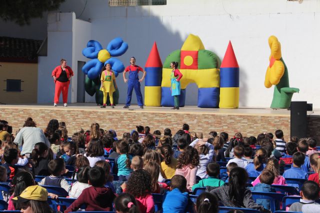 Más de 700 alumnos de infantil celebran el final del trimestre con el espectáculo 'El patio de mi casa'