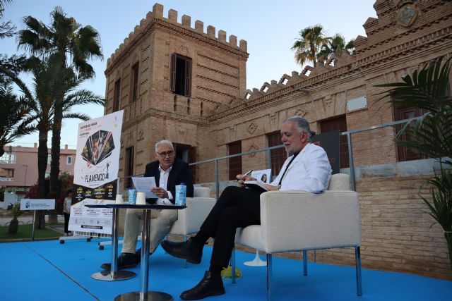 El periodista Juan Ramón Lucas presenta su última novela 'Agua de luna' en San Pedro del Pinatar