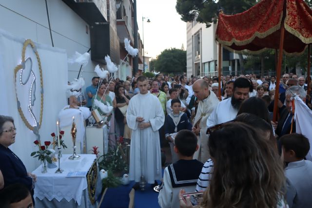Decenas de niños de comunión celebran el Corpus Christi en las parroquias de San Pedro y Lo Pagán