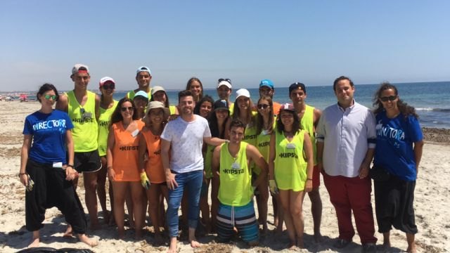 Jóvenes voluntarios colaboran durante este mes en la protección del parque de las Salinas de San Pedro y en el fomento del ecoturismo