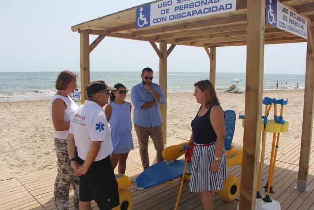 La playa de El Mojón amplía sus servicios con un punto de baño accesible