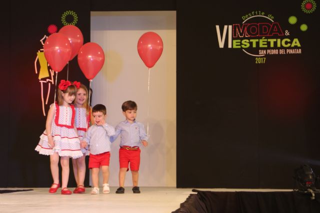 El VI Desfile de Moda y estética llena de primavera la pasarela de la Feria de la Moda