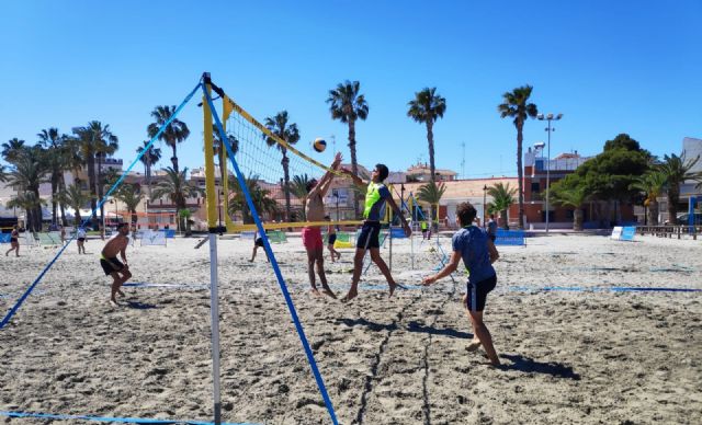 La cuarta edición del Villananitos Beach Volley congrega a más de un centenar de jugadores