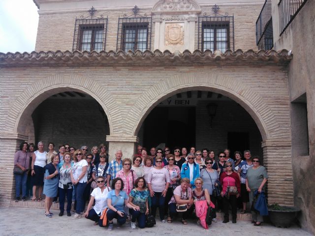 El programa de igualdad Entre Nosotras cierra el curso con una visita cultural a Mula