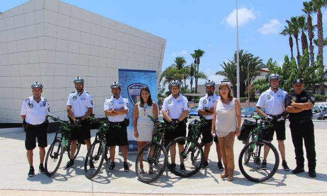 Ocho agentes de la Unidad de Policía de Playas vigilan la costa de San Pedro Pinatar