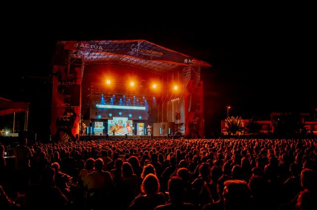 Risas y lleno total en la bienvenida a 'SaL de Música' con Los Morancos