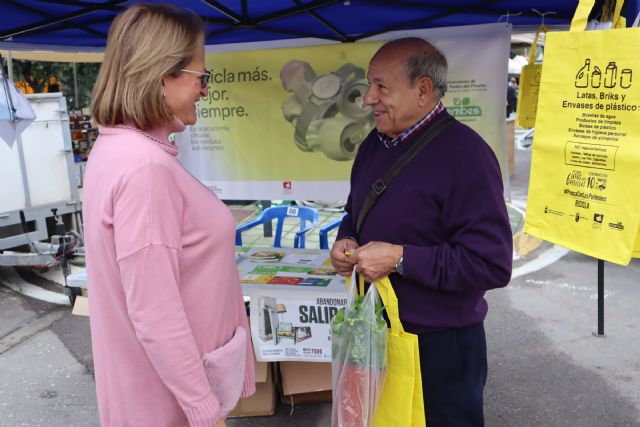 Medio Ambiente informa en los mercados  sobre la adecuada gestión de residuos y el reciclaje doméstico