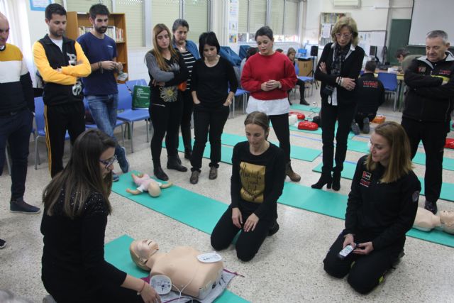 El Ayuntamiento de San Pedro del Pinatar instala desfibriladores en los centros escolares