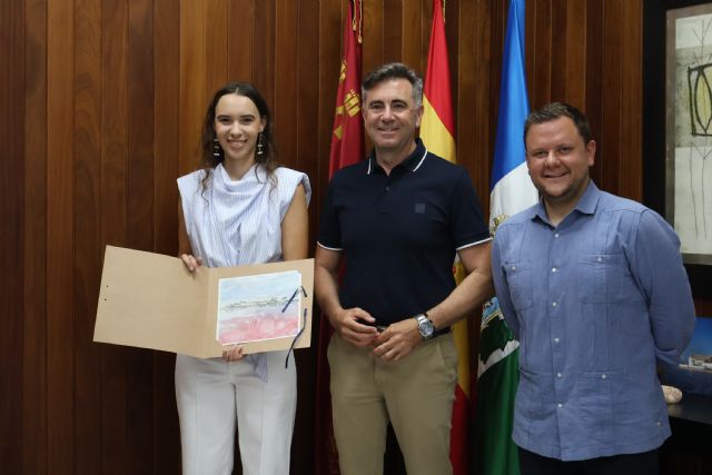 Lorena Tristante, recibida en el Ayuntamiento tras obtener una prestigiosa beca de la Fundación 'la Caixa' para estudiar en Harvard