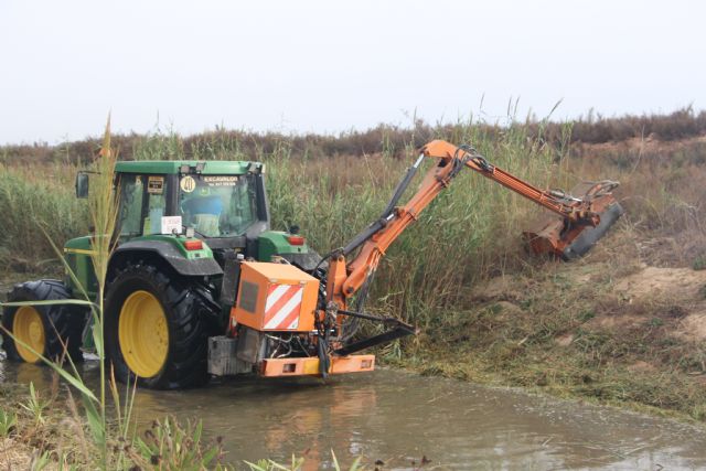 El Ayuntamiento acomete la limpieza y el desbroce el canal perimetral de Las Salinas