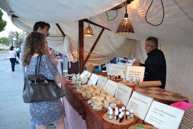 Decenas de artesanos muestran sus productos este domingo en el Mercado de la Sal