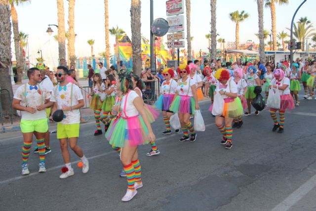 El desfile de carrozas cirra el programa de fiestas en honor a San Pedro