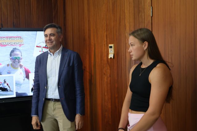 La palista Viktoriia Yarchevska recibida en el Ayuntamiento tras su triple podio en el europeo de República Checa
