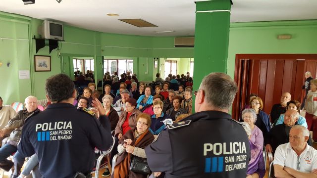 Policía Local imparte una charla en los Hogares de pensionista de San Pedro del Pinatar