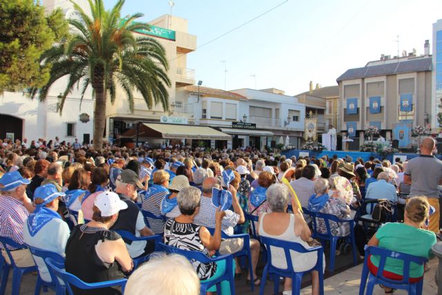 Miles de personas honran a la Virgen del Carmen en el 125 aniversario de esta romería marinera