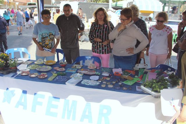 AFEMAR conciencia sobre la importancia de la salud mental en el mercadillo semanal