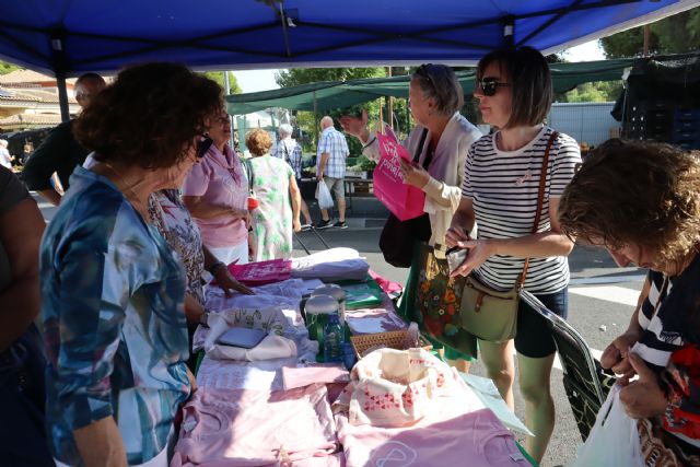 La junta local de la Asociación Española Contra el Cáncer informa y conciencia sobre el cáncer de mama en el mercadillo semanal