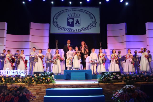 Natividad Saura y Micheline Lucette , reinas Infantil y de la Tercera Edad de las Fiestas Patronales de San Pedro del Pinatar