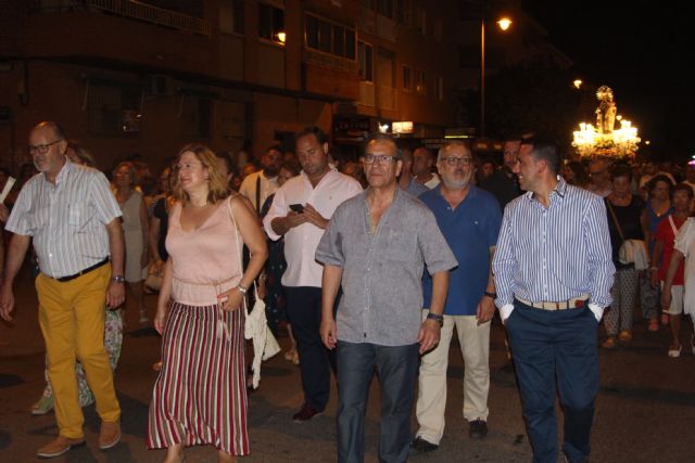 La Virgen del Carmen vuelve de madrugada acompañada por cientos de personas