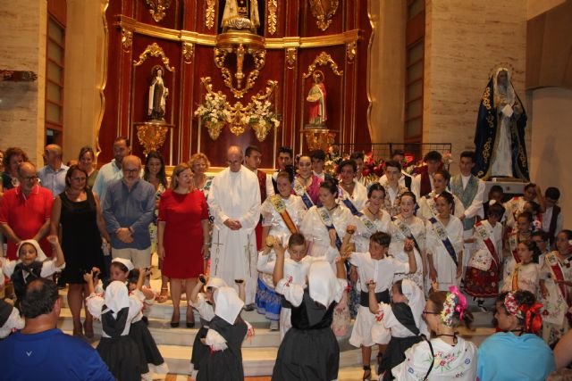 Vecinos de Lo Pagán honran a la Virgen del Carmen con la tradicional ofrenda de flores