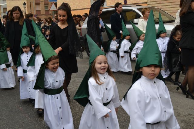 Alumnos del colegio San Pedro Apóstol trasladan en procesión la talla de San Juan
