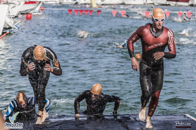 250 atletas en el VIII Triatlón sprint Marina de Las Salinas