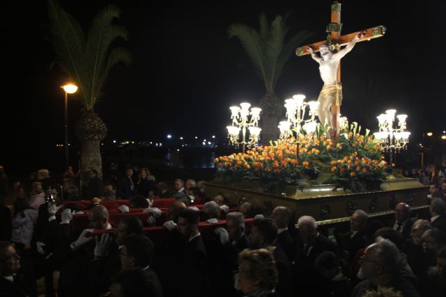 Oración y recogimiento en el Vía Crucis del Miércoles Santo a orillas del Mar Menor