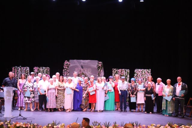 El coro 'Voces doradas' pone en escena la comedia musical Todos a la boda
