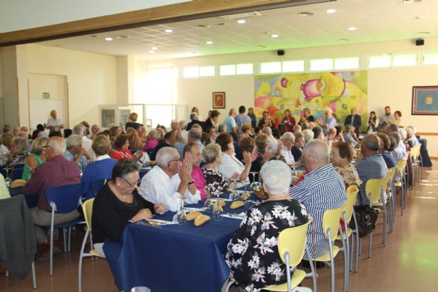 Los mayores de los hogares celebran la fiesta de los Abuelos