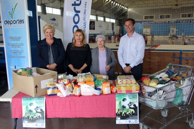 El torneo Pinatar Fútbol Crack recoge más de 200 kilos de alimentos para Amor por Amor