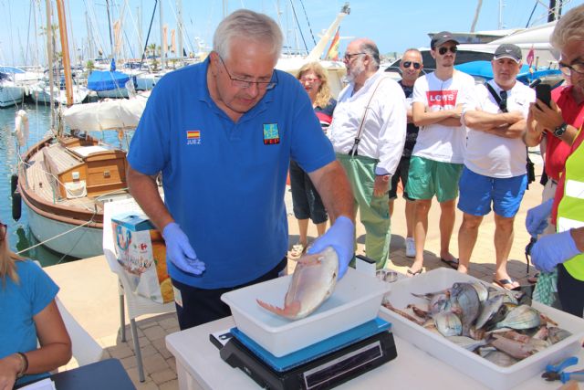 El primer Open de Pesca en embarcación fondeada 'La Marina Mercante' congrega a 30 participantes