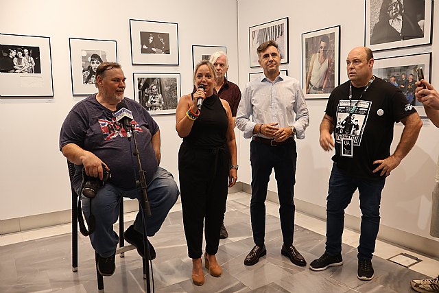 La Movida revive en el Museo con “Rostros y Ritmos” de Domingo J. Casas