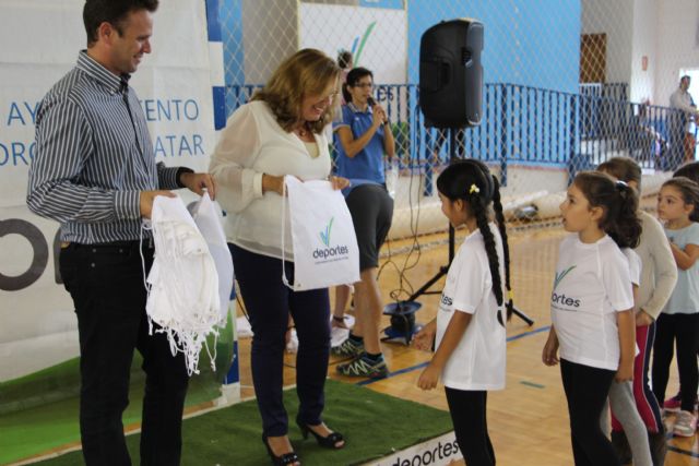 Deportes obsequia a los alumnos de las escuelas deportivas con una mochila en el inicio de curso