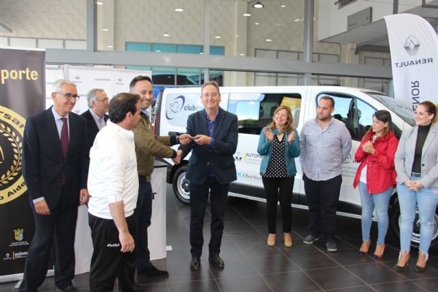 Aidemar recibe un nuevo vehículo adaptado en el 25 aniversario de su club deportivo