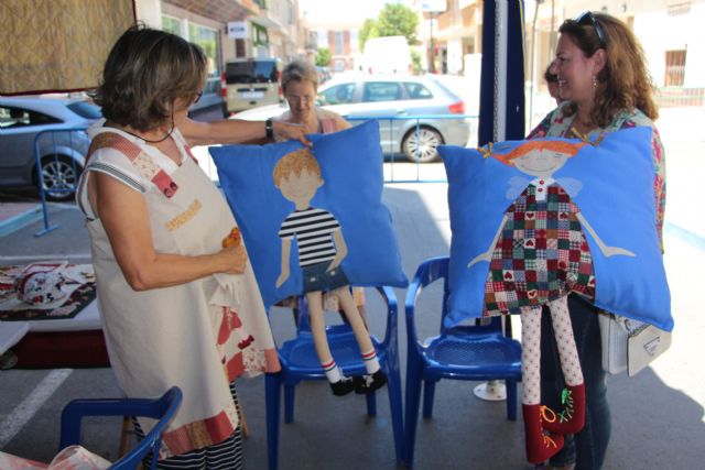 La asociación Patchwork Mar Menor muestra sus trabajos en la calle