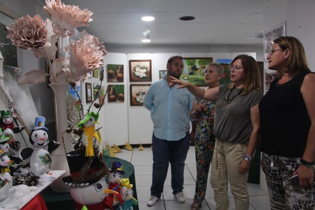 Se inaugura la exposición de manualidades de la Asociación de Amas de Casa