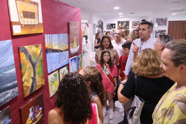 Las Amas de Casa muestran los trabajos del curso en su exposición de manualidades
